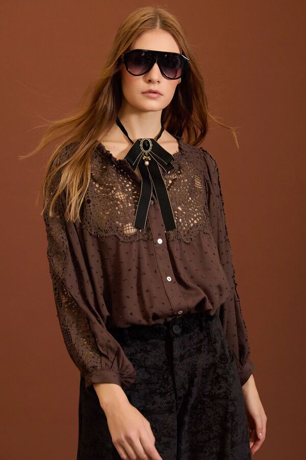 Meisie Blusa en plumeti y encaje Marr&oacute;n