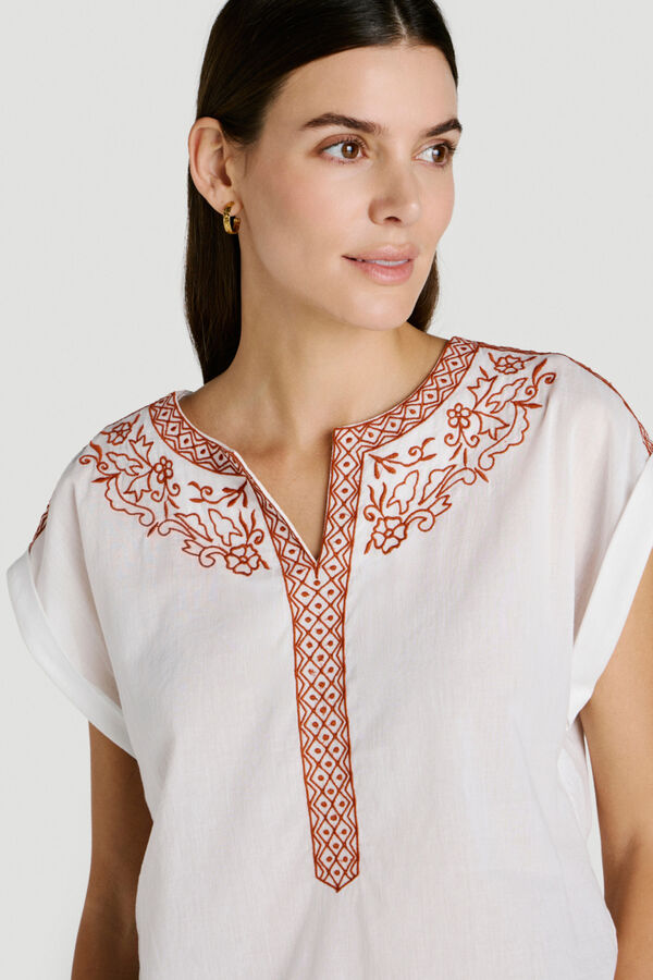 Vila Blusa de mujer con bordados de algod&oacute;n org&aacute;nico Blanco