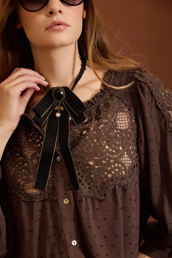 Meisie Blusa en plumeti y encaje Marr&oacute;n