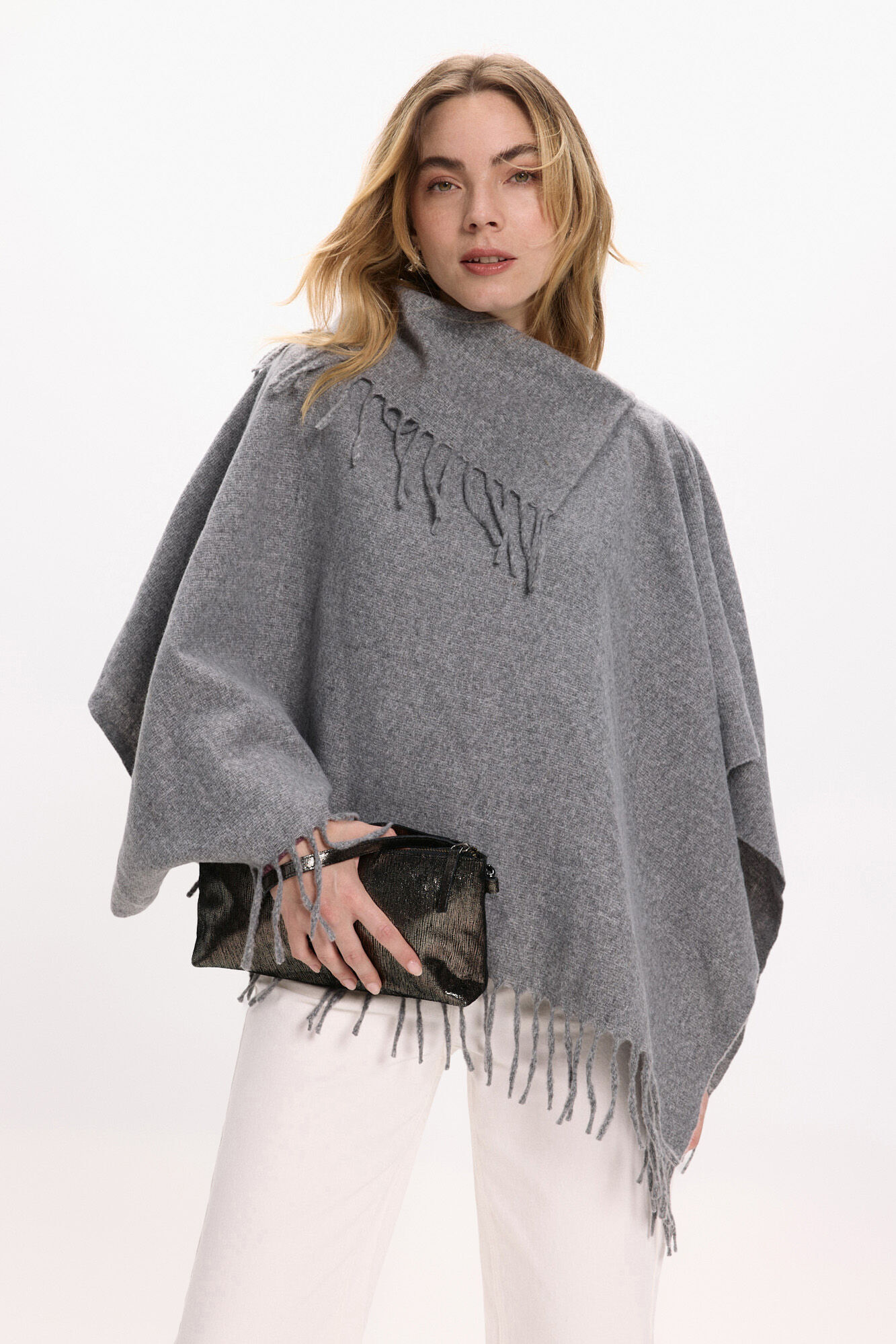 Vila Poncho con flecos