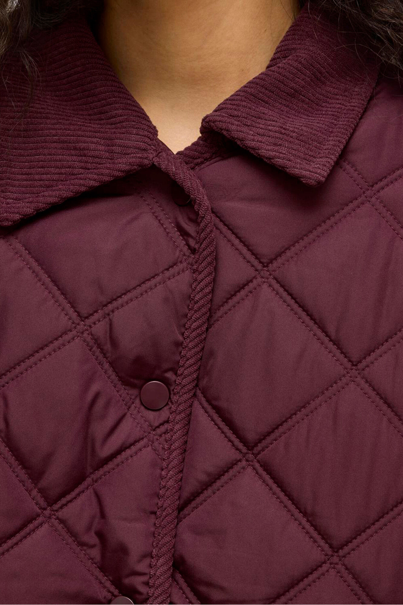 Vila Abrigo acolchado guateado con cuello de pana