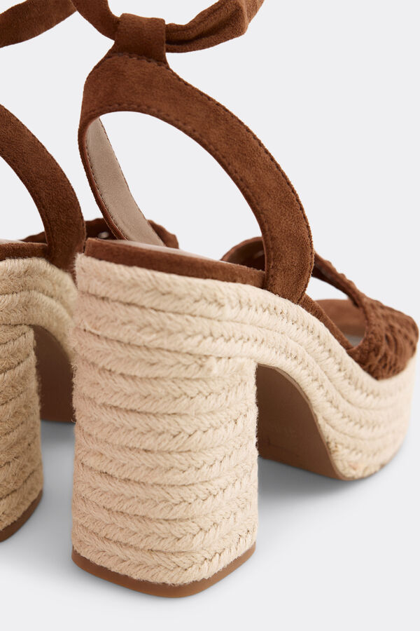 Slowlove Sandalia plataforma crochet Marr&oacute;n