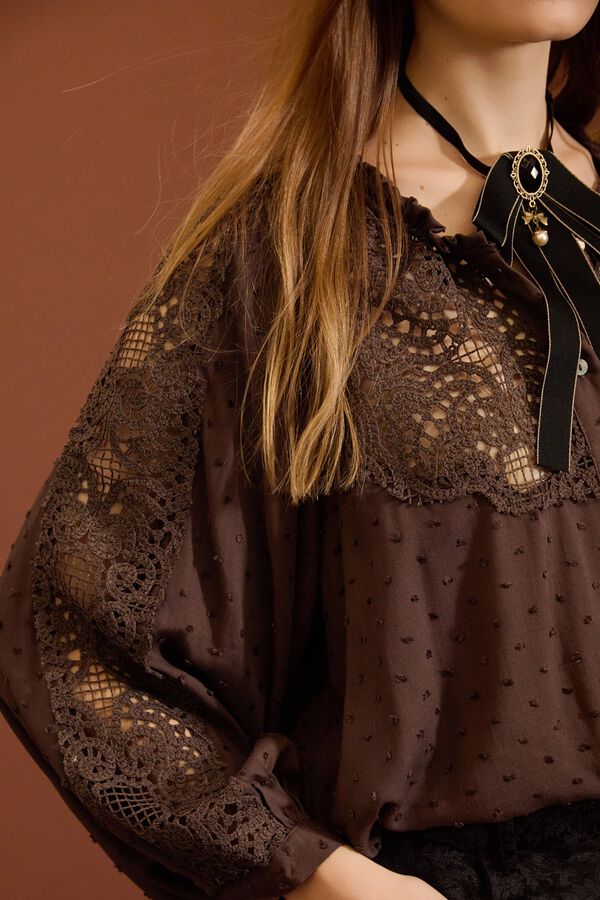 Meisie Blusa en plumeti y encaje Marr&oacute;n