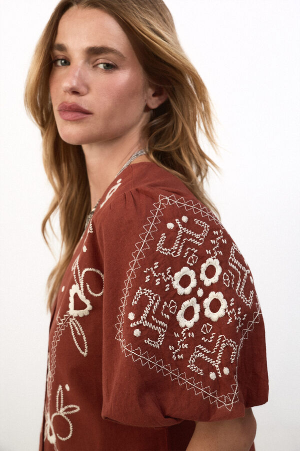 Slowlove Blusa bordado manga farol Marr&oacute;n