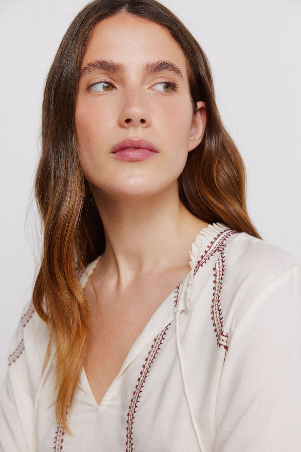 Vila Blusa boho con bordados en contraste Beige