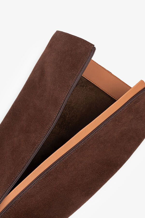 Popa Bota se&ntilde;ora Sinnara Serraje Marr&oacute;n oscuro