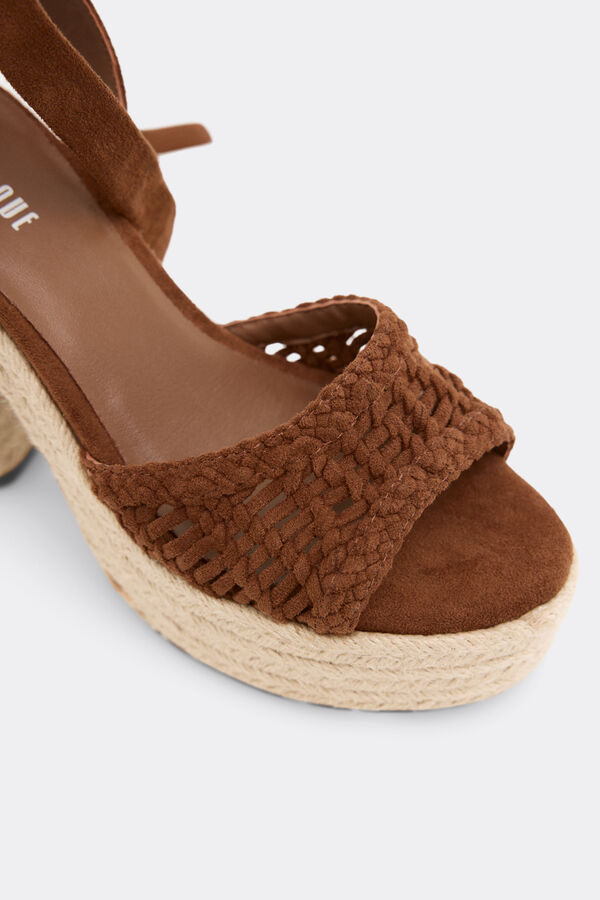 Slowlove Sandalia plataforma crochet Marr&oacute;n