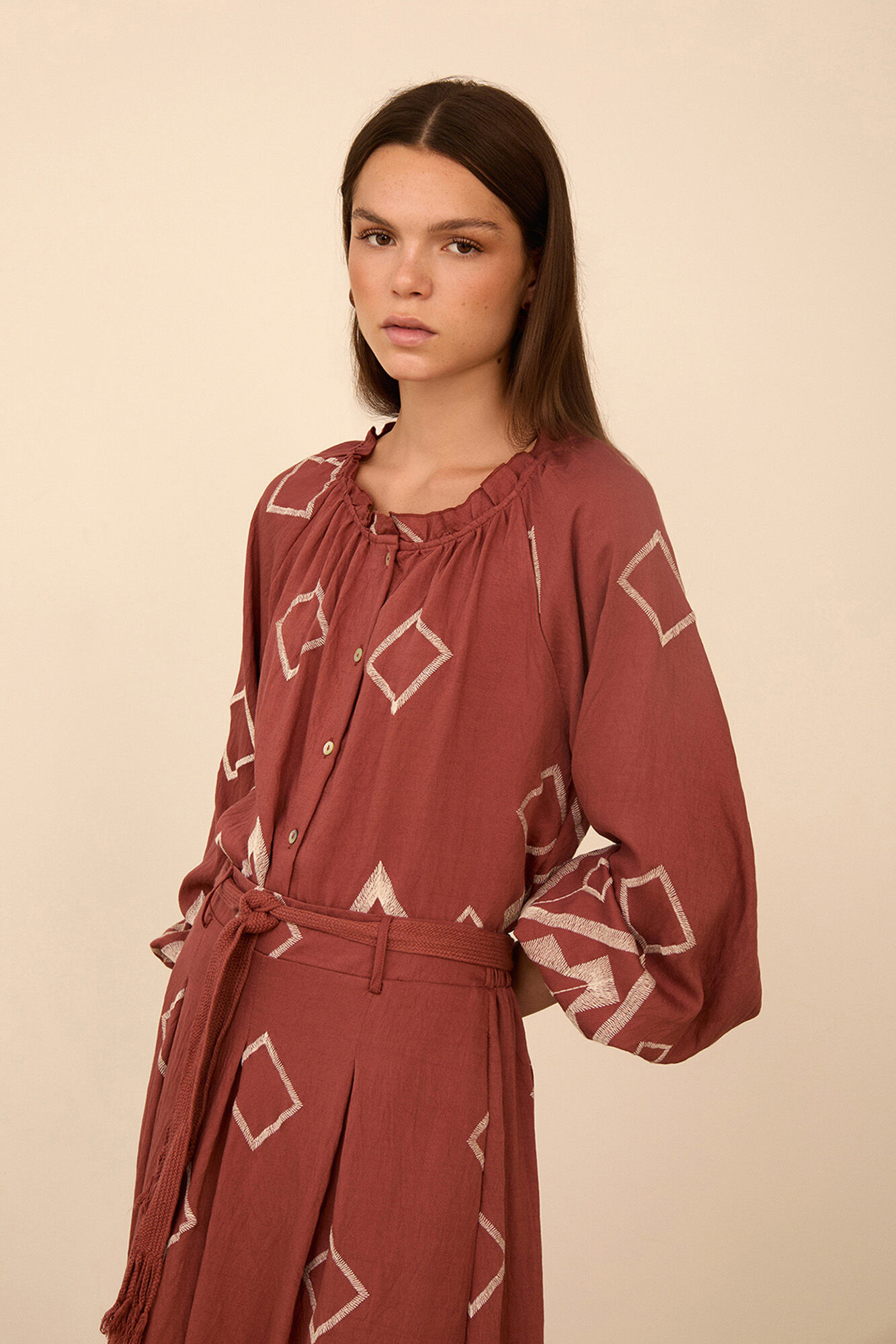 Meisie Blusa con bordado a contraste