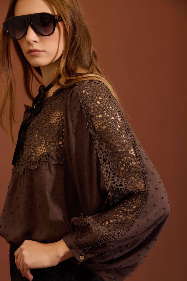 Meisie Blusa en plumeti y encaje Marr&oacute;n