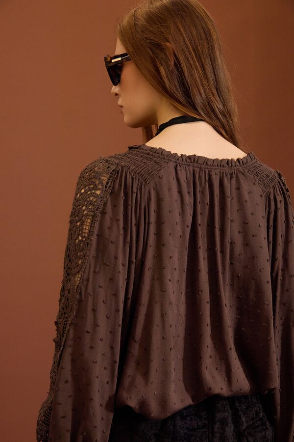 Meisie Blusa en plumeti y encaje Marr&oacute;n