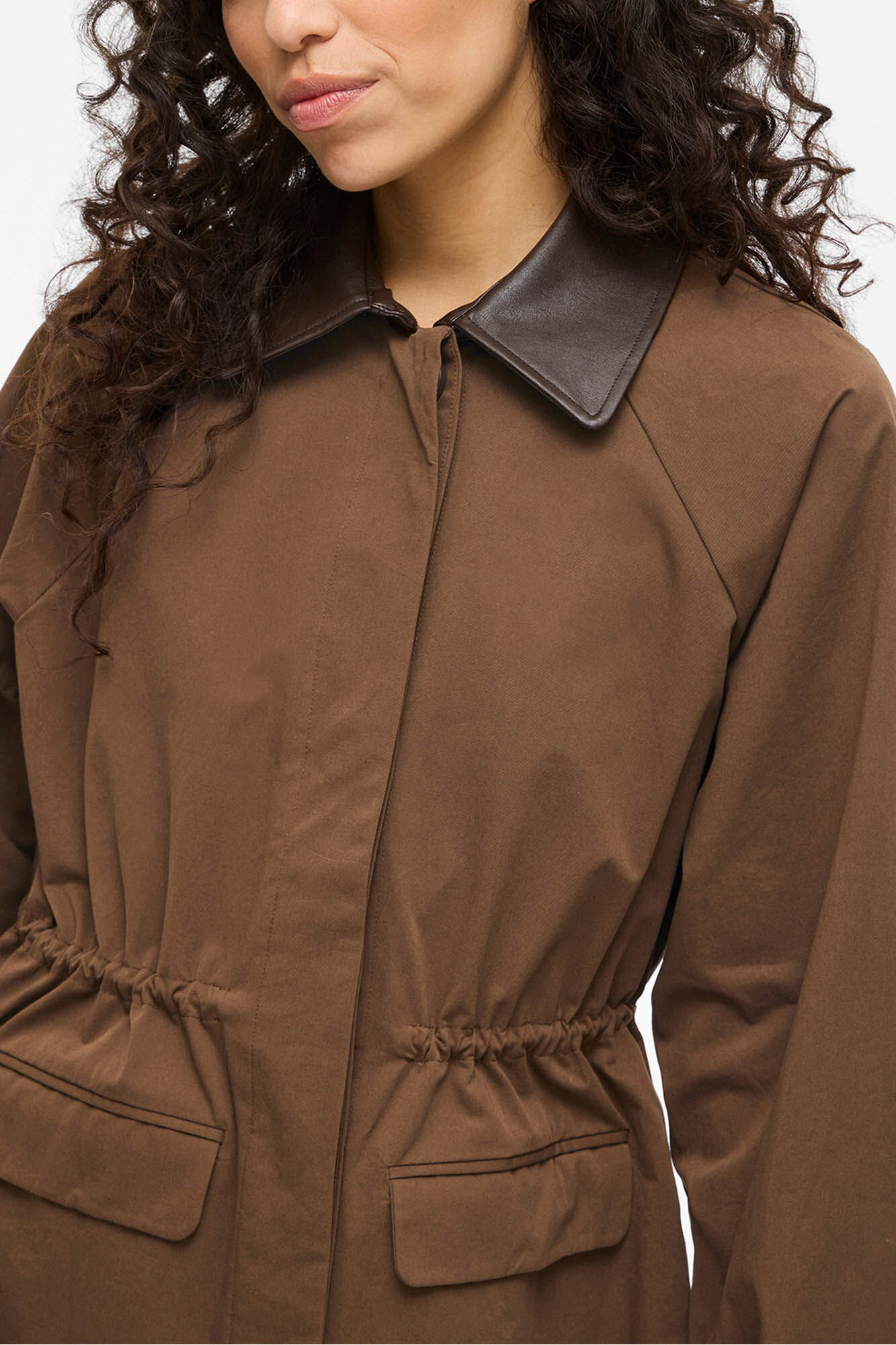 Vila Trench largo con cuello y pu&ntilde;os de polipiel