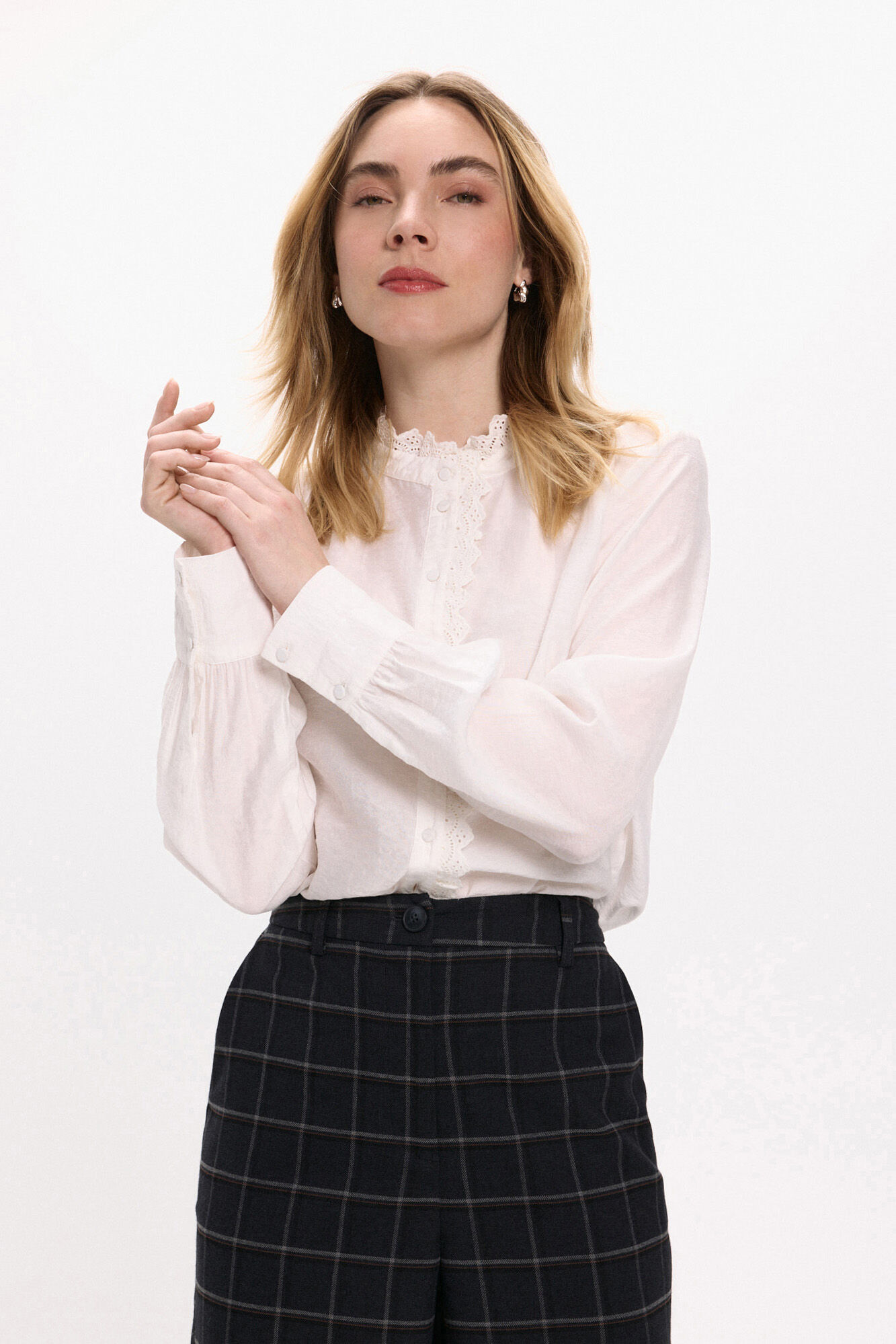 Vila Blusa de manga larga con bordado ingl&eacute;s