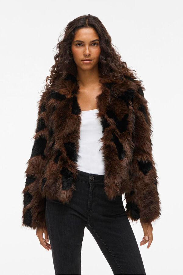 Vila Abrigo efecto pelo con solapas Marr&oacute;n oscuro