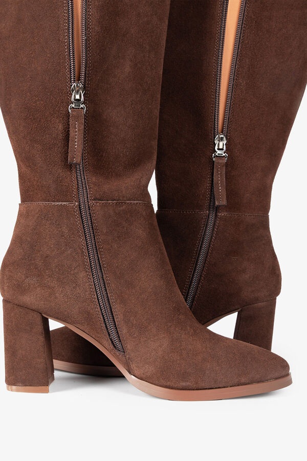 Popa Bota se&ntilde;ora Sinnara Serraje Marr&oacute;n oscuro