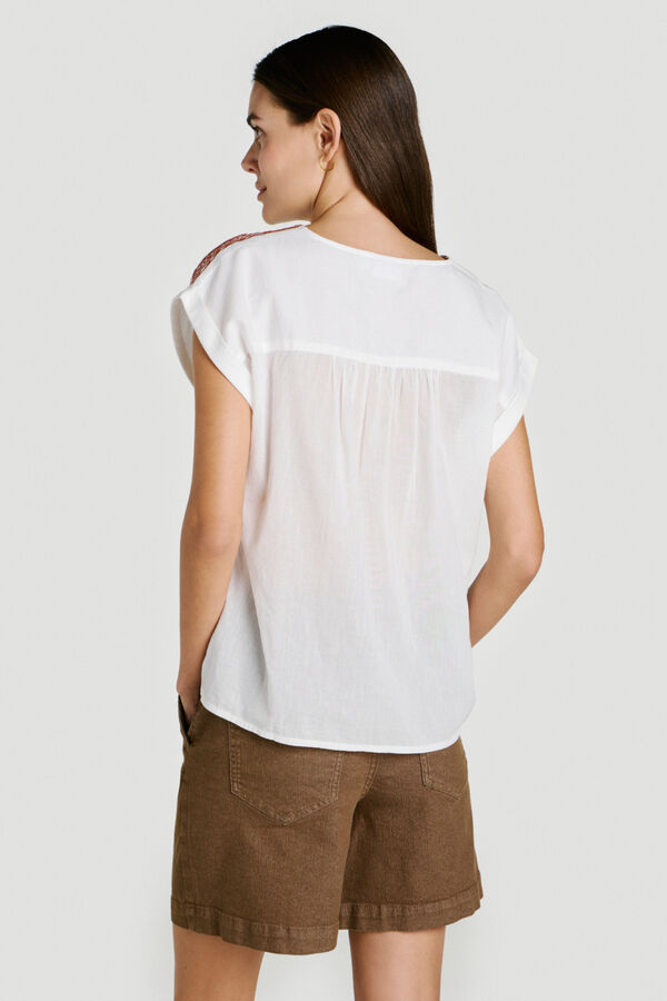 Vila Blusa de mujer con bordados de algod&oacute;n org&aacute;nico Blanco