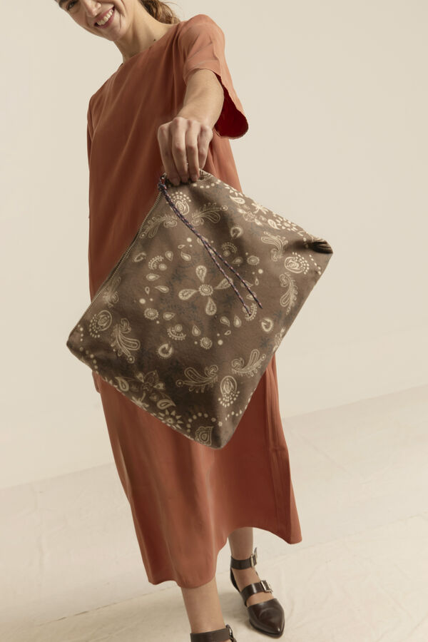 Zubi Bolso de mano Pouch Marr&oacute;n oscuro