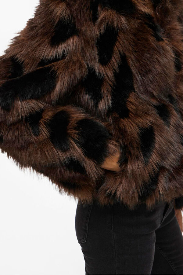 Vila Abrigo efecto pelo con solapas Marr&oacute;n oscuro