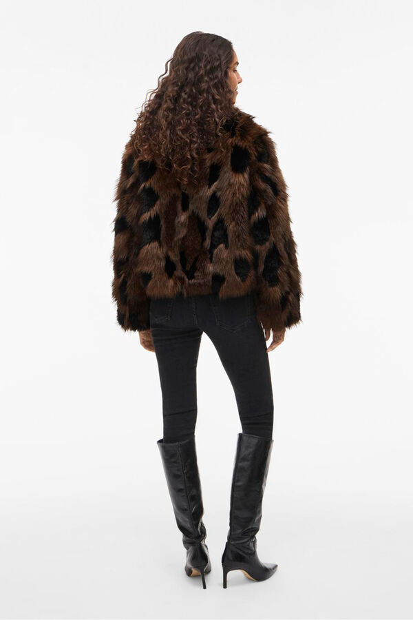 Vila Abrigo efecto pelo con solapas Marr&oacute;n oscuro