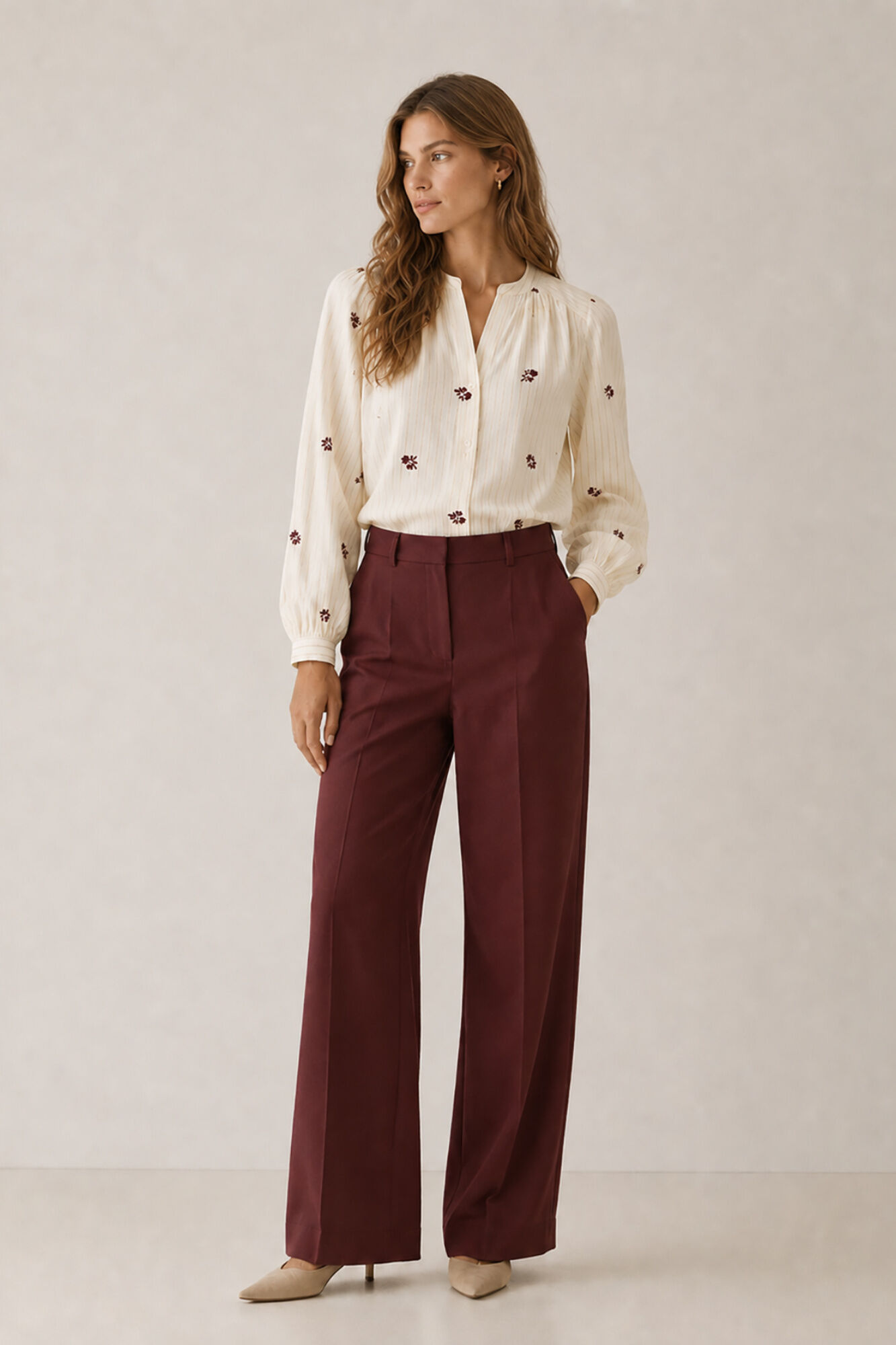 Vila Blusa fluida con bordados florales