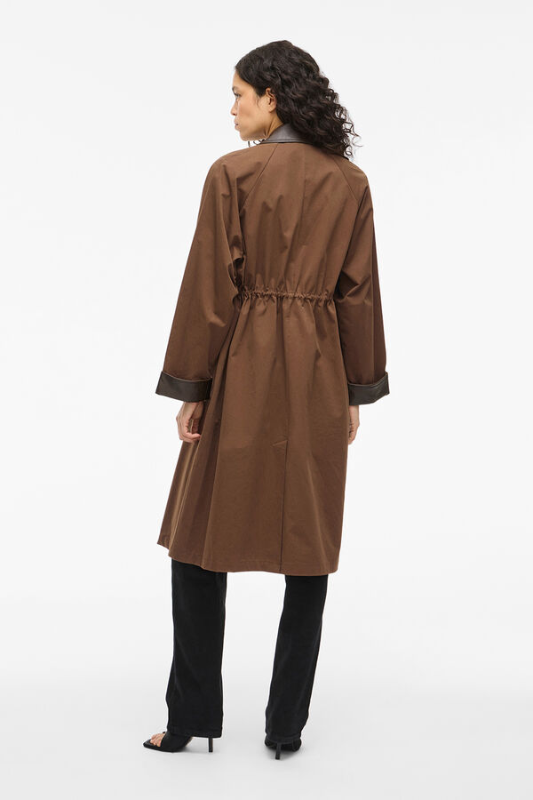 Vila Trench largo con cuello y pu&ntilde;os de polipiel Marr&oacute;n oscuro