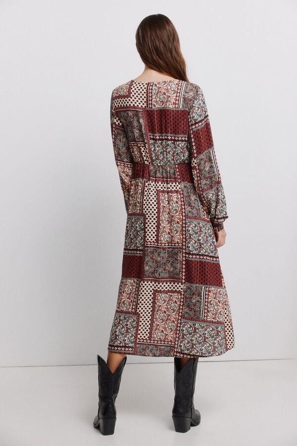 Vila Vestido midi estampado patchwork Marr&oacute;n