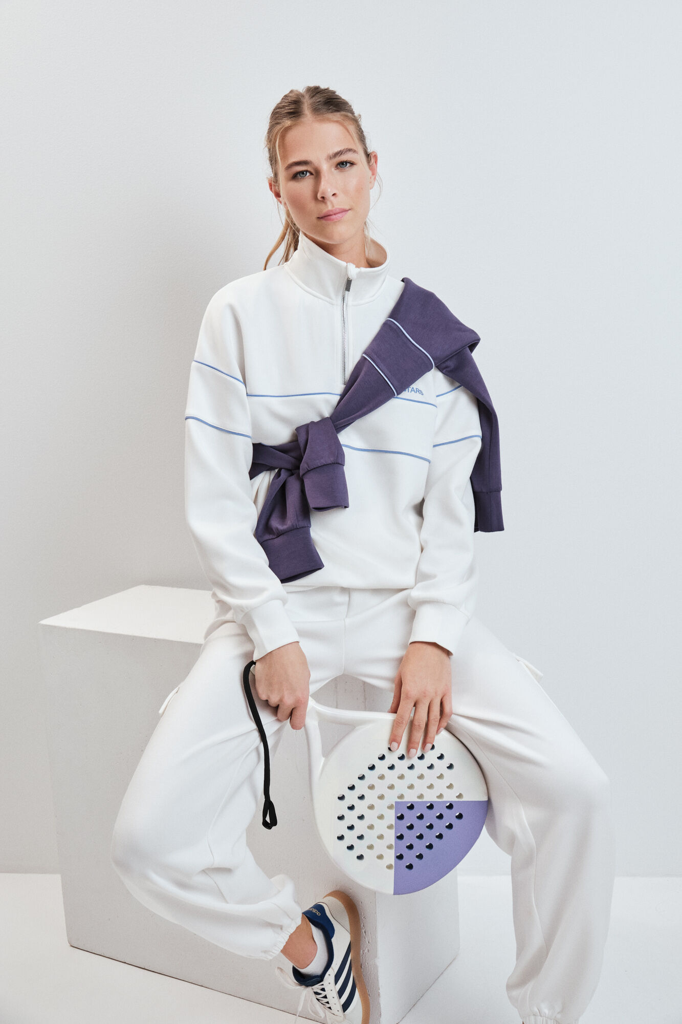 Dash and Stars Sudadera cuello alto cremallera blanca