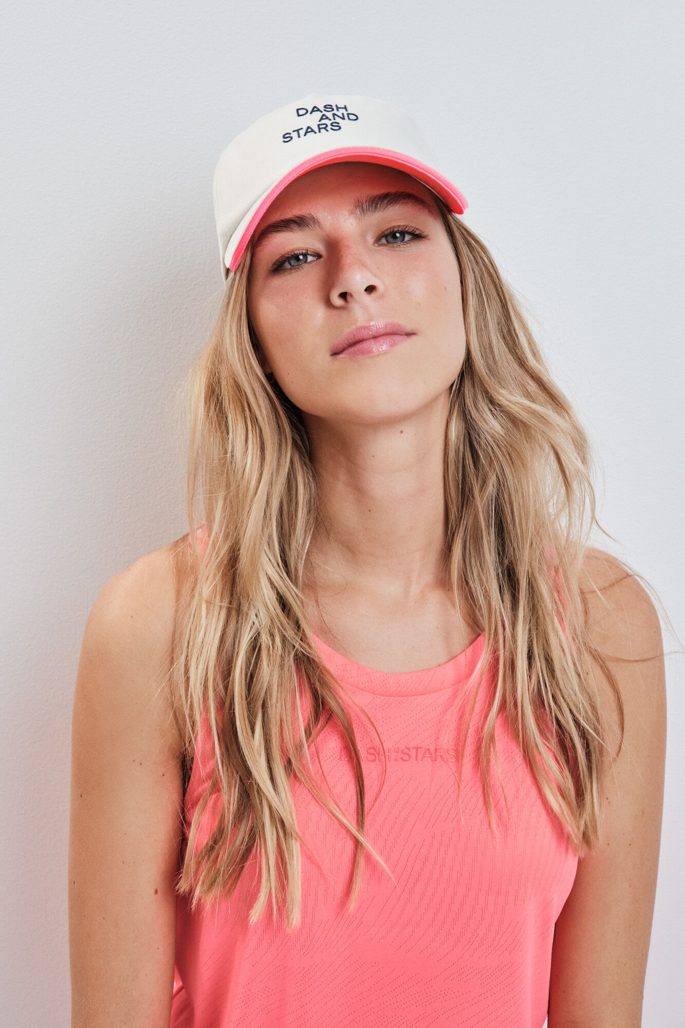 Dash and Stars Gorra t&eacute;cnica blanca logo