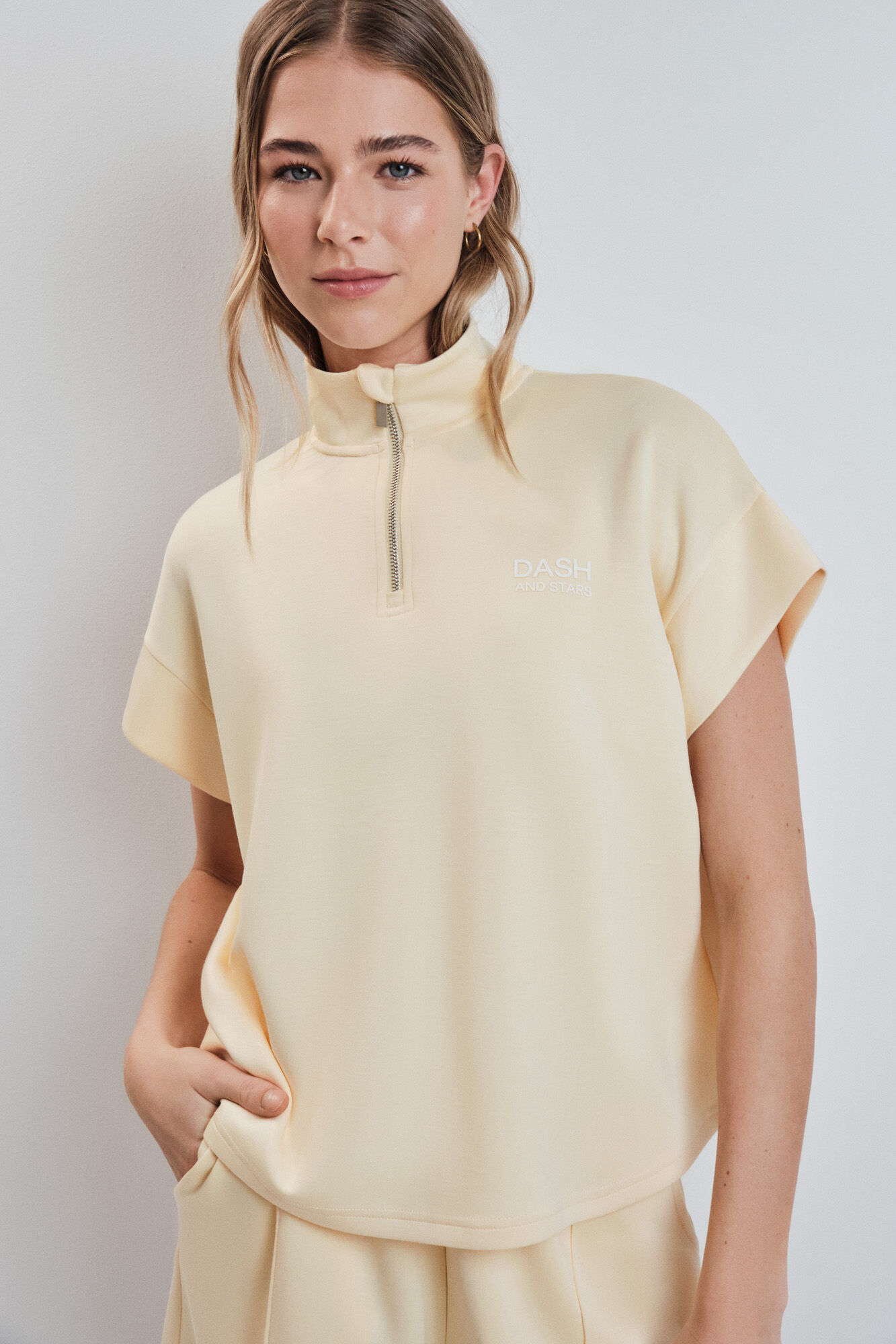 Dash and Stars Sudadera manga corta viscosa suave amarilla