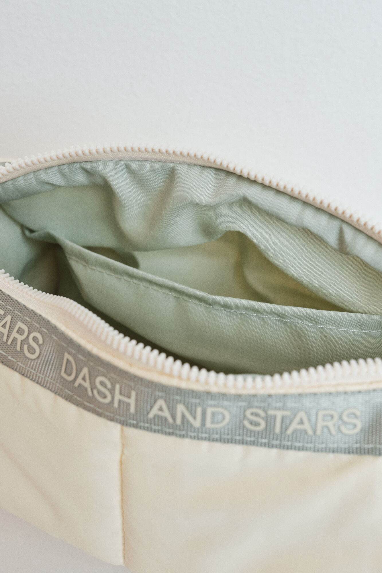 Dash and Stars Neceser tipo 'bowling' mediano amarillo