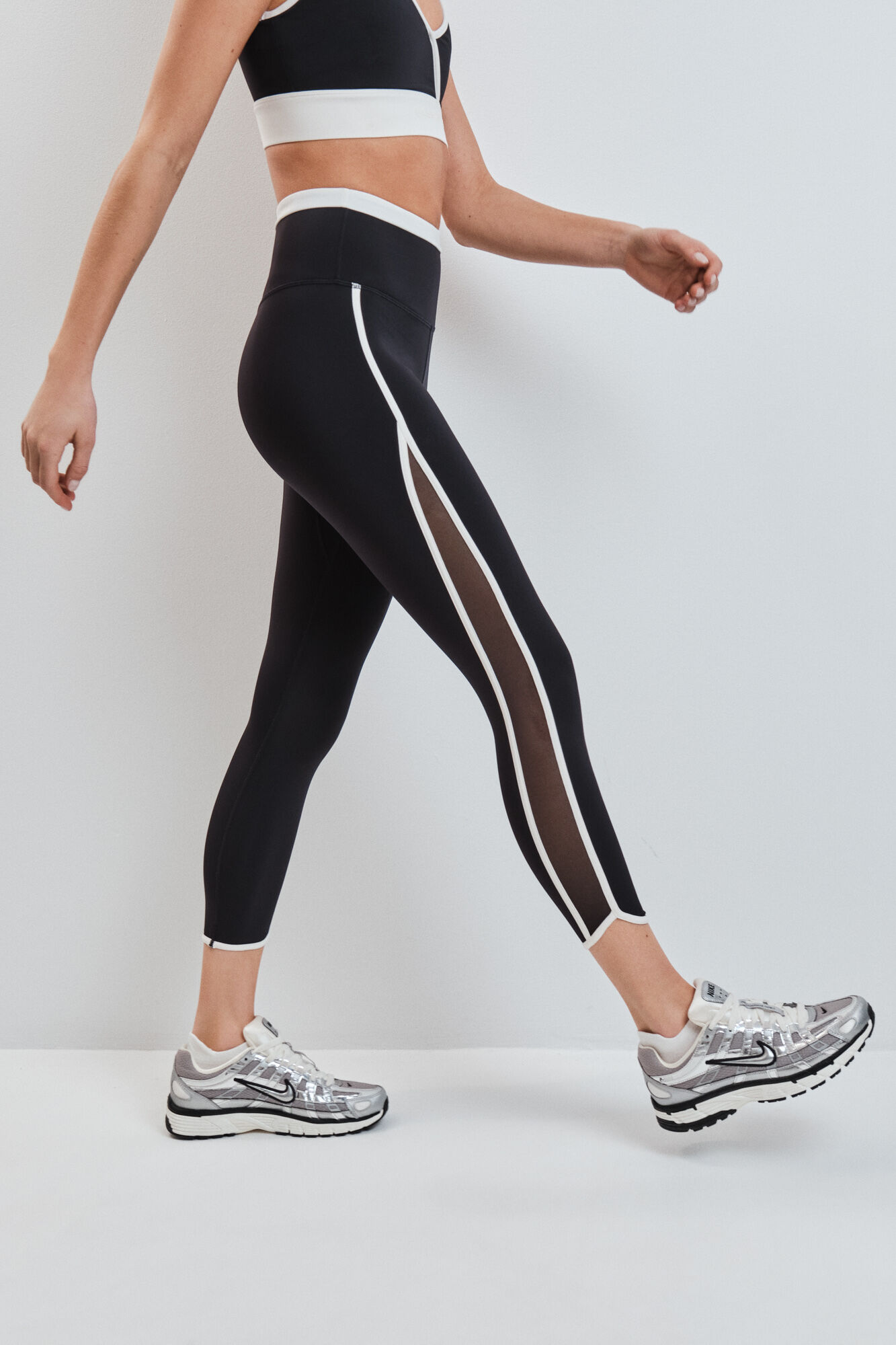 Dash and Stars Leggings crop negro lateral transparencias 4D STRETCH