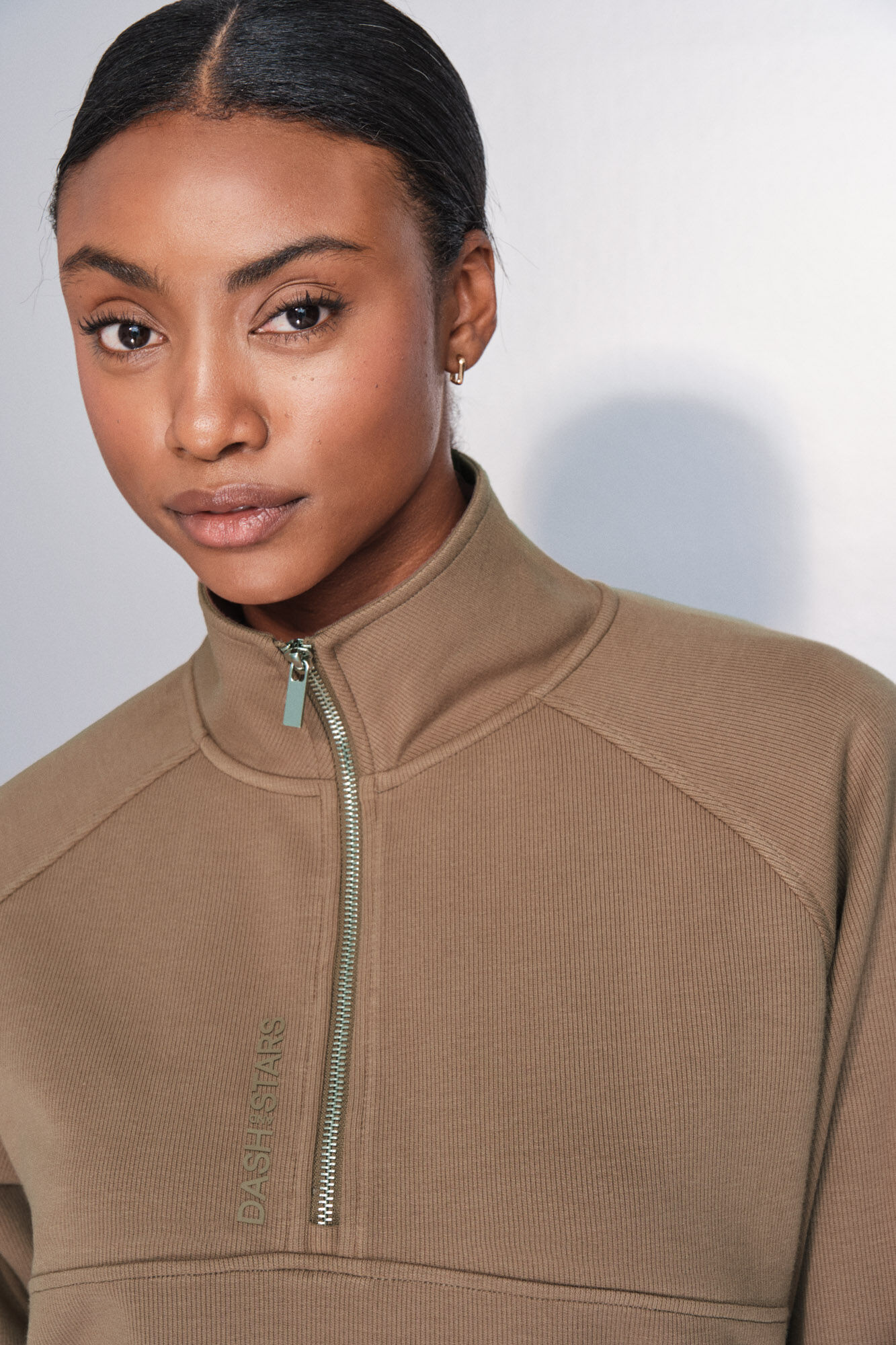 Dash and Stars Sudadera cuello cremallera marr&oacute;n