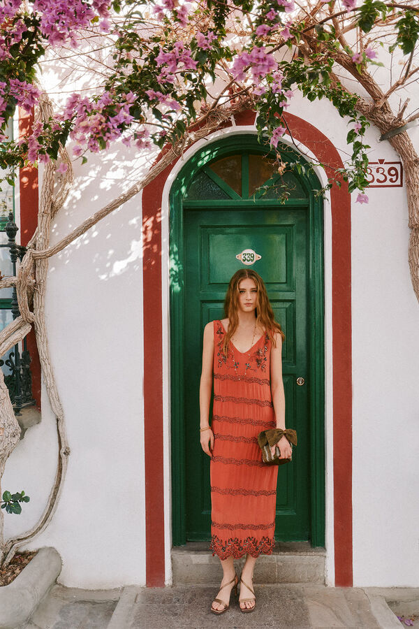 Hoss Intropia Abbie. Vestido midi en tono coral Turquesa