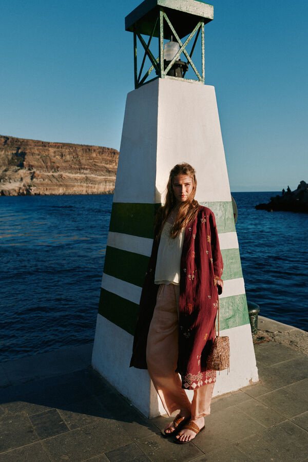 Hoss Intropia Entra. Kimono de lino largo Granate