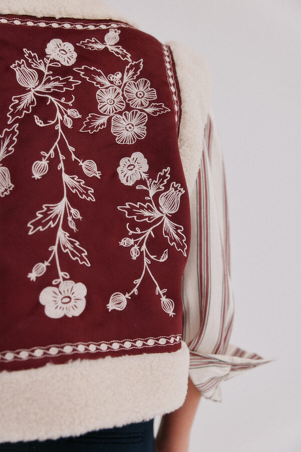 Hoss Intropia Daia. Chaleco bordado Granate