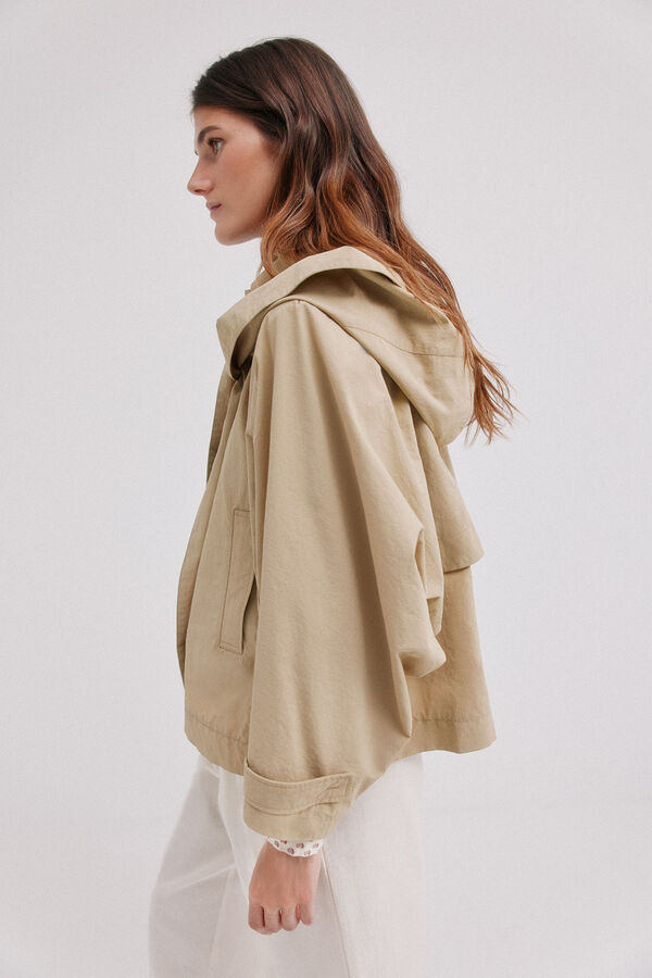 Hoss Intropia Daniela. Gabardina corta Marfil