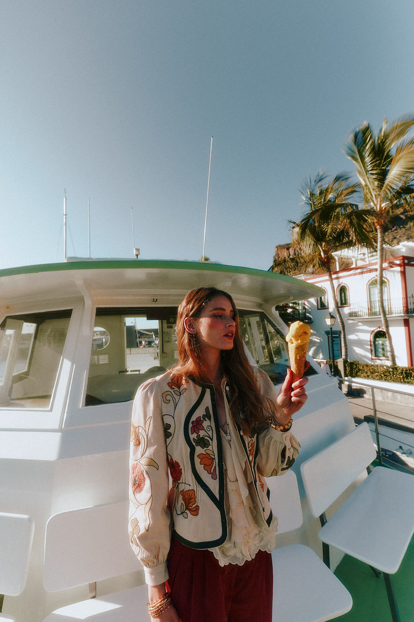 Hoss Intropia Eilana. Chaqueta detalles bordados