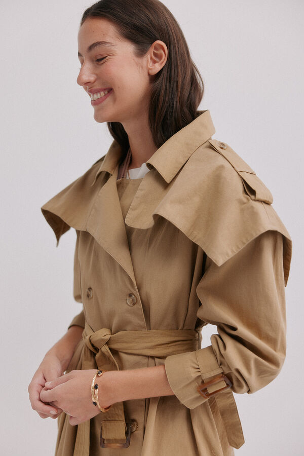 Hoss Intropia Dani&egrave;le. Gabardina bordada Marfil