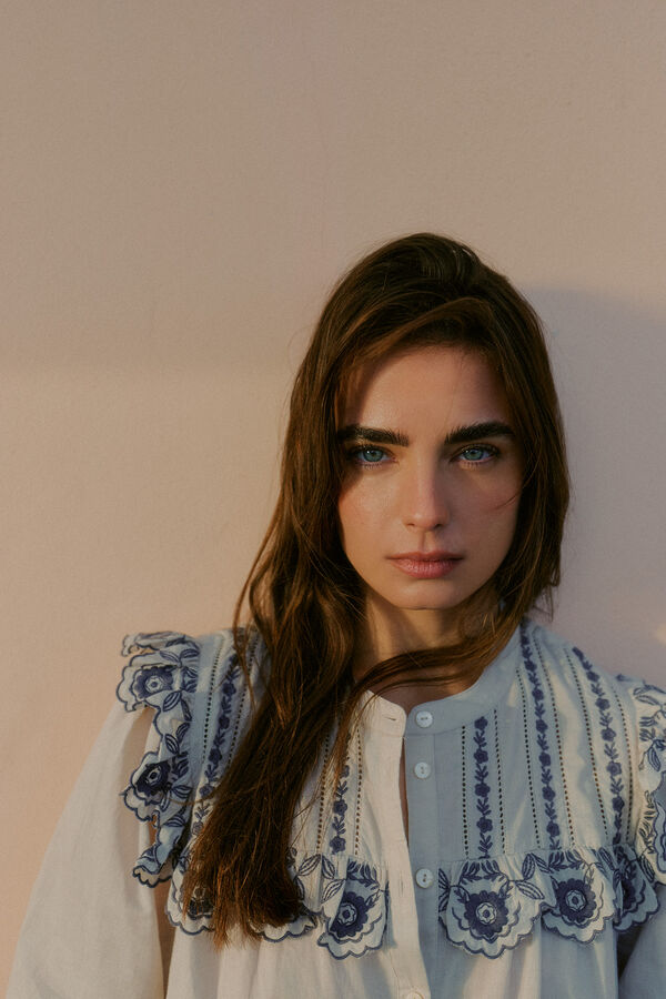 Hoss Intropia Carolina. Blusa bordada Gris