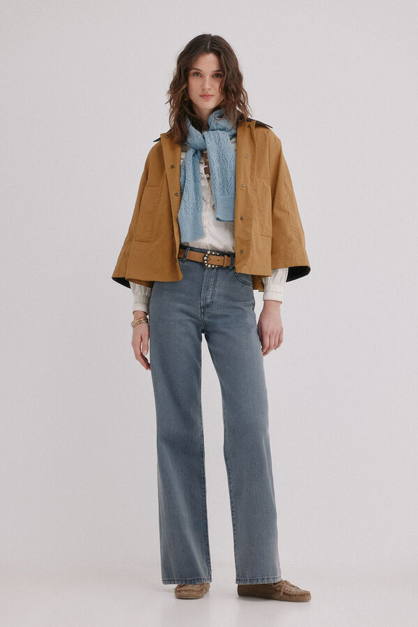 Hoss Intropia Delma. Deportiva tipo capa Amarillo