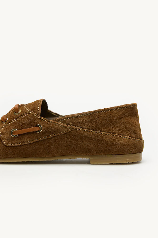 Hoss Intropia Marcela. N&aacute;uticos en serraje Marron