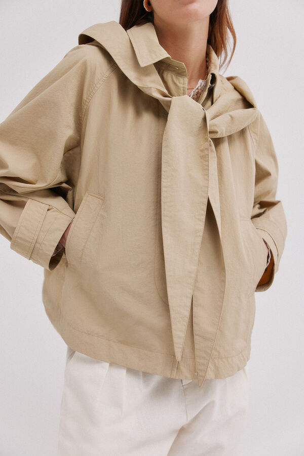 Hoss Intropia Daniela. Gabardina corta Marfil