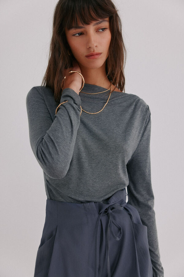 Hoss Intropia Mercedes. Top drapeado Gris