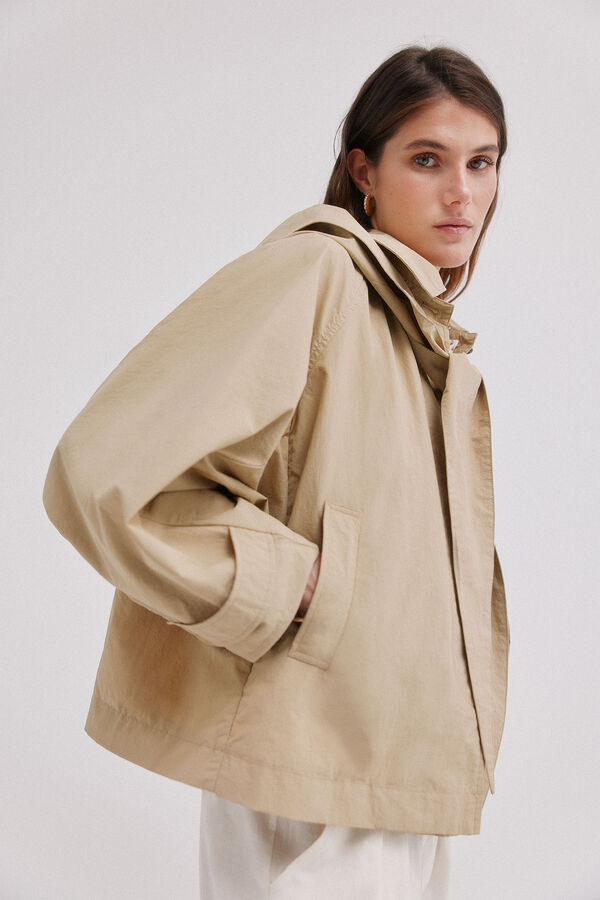 Hoss Intropia Daniela. Gabardina corta Marfil