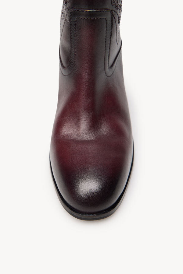 Hoss Intropia Nadia. Bota de piel con bordados de flores rojo