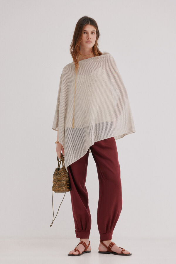 Hoss Intropia Ilduara. Capa asim&eacute;trica de punto Beige