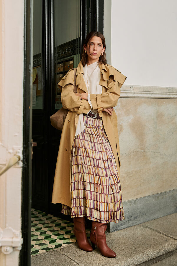 Hoss Intropia Dani&egrave;le. Gabardina bordada Marfil