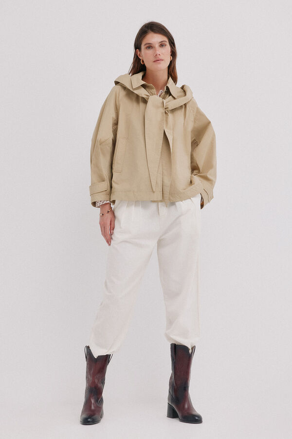 Hoss Intropia Daniela. Gabardina corta Marfil