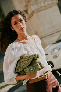 Hoss Intropia Nagore. Bolso de fibras naturales con volantes