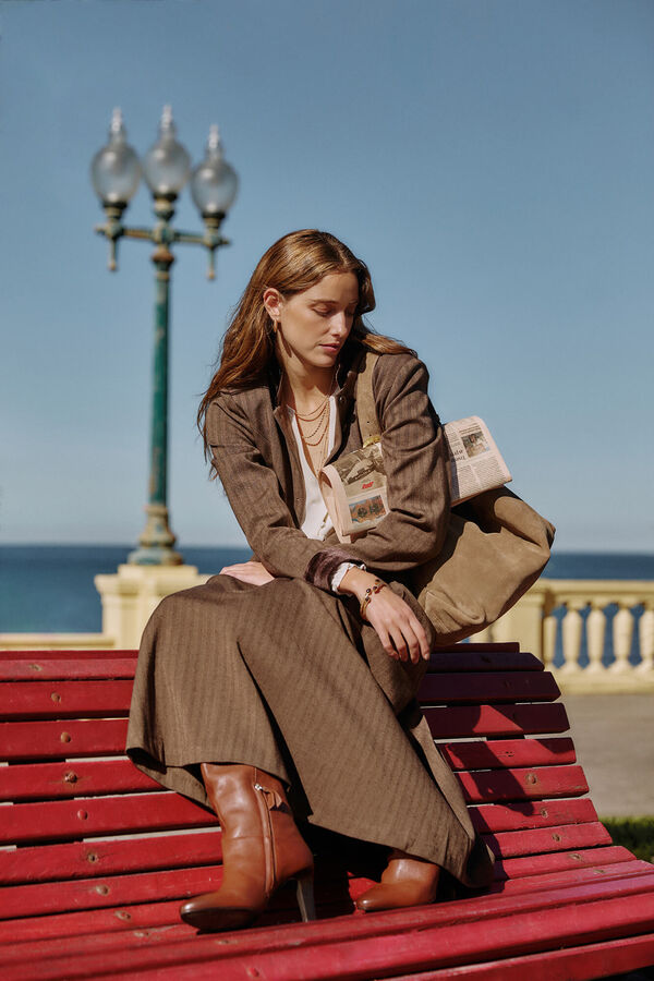 Hoss Intropia Reyes. Falda con pliegues Marron oscuro