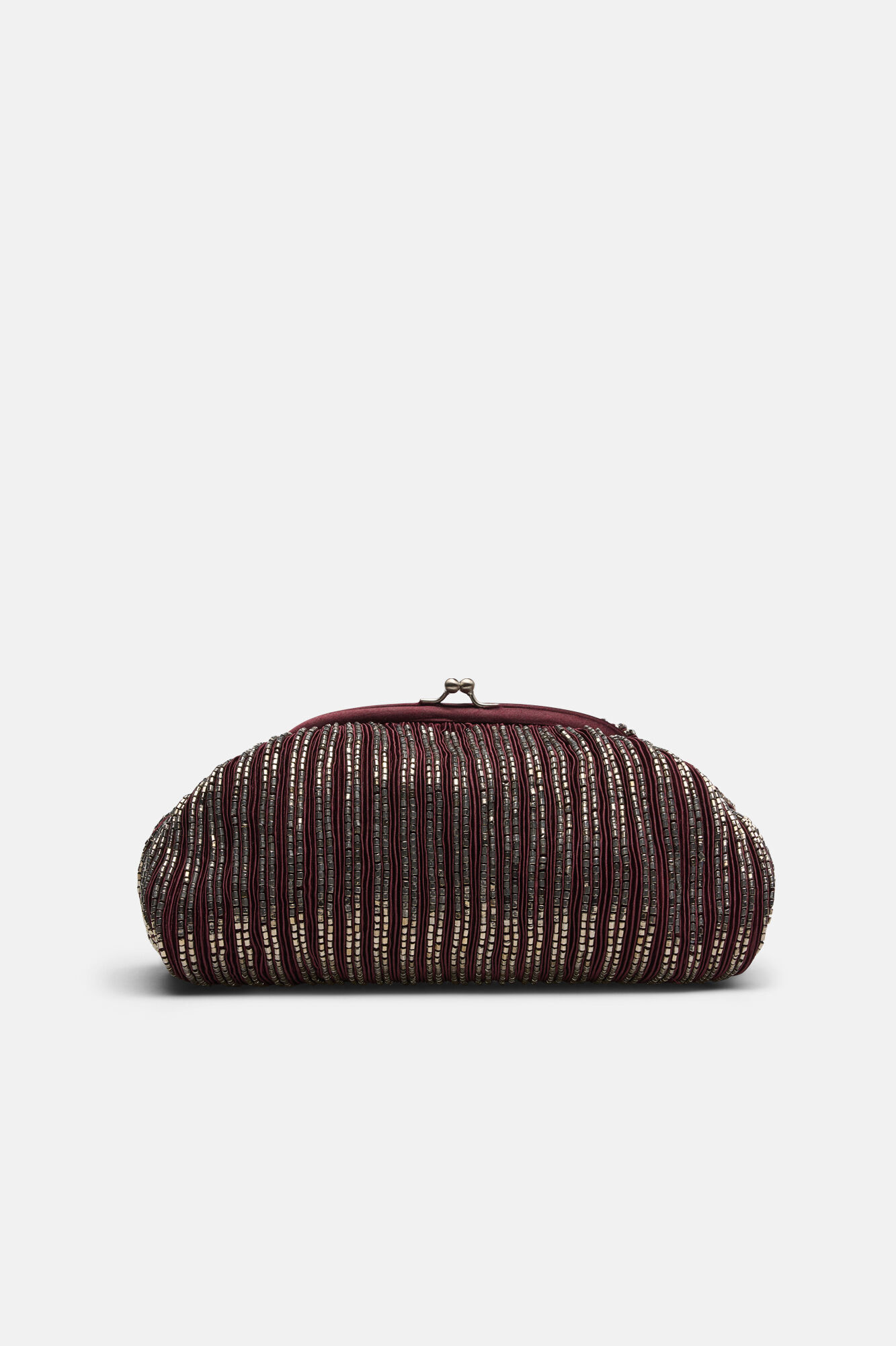 Hoss Intropia Nazaret. Clutch de sat&eacute;n con bordado